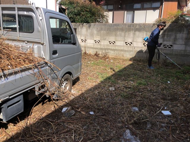 東京都練馬区石神井台の除草作業中の様子です。